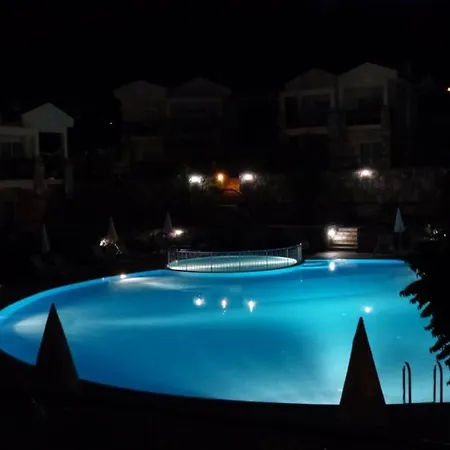 A Luxury 5 Bed With Magnificent Shared Pool וילה